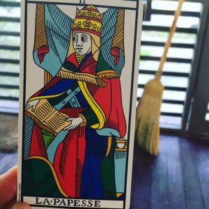 "how to read tarot cards" 